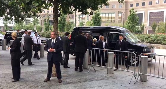 فيديو كلينتون تترنح وتكاد تسقط  يثير مزيدا من الشكوك حولها صورة رقم 4