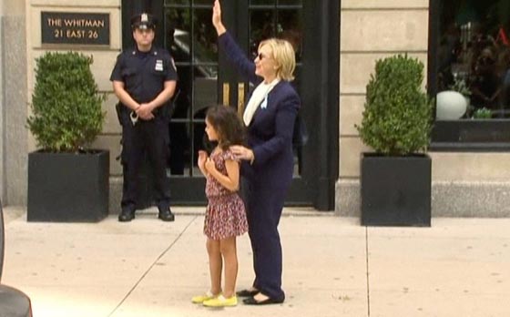 فيديو كلينتون تترنح وتكاد تسقط  يثير مزيدا من الشكوك حولها صورة رقم 9