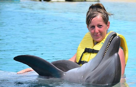  أمريكية تهاجم مسلمتين محاولة نزع حجابهما وتضربهما على راسهما صورة رقم 1