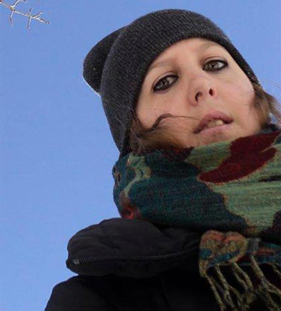  أمريكية تهاجم مسلمتين محاولة نزع حجابهما وتضربهما على راسهما صورة رقم 2