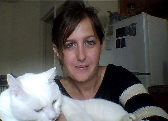  أمريكية تهاجم مسلمتين محاولة نزع حجابهما وتضربهما على راسهما صورة رقم 5