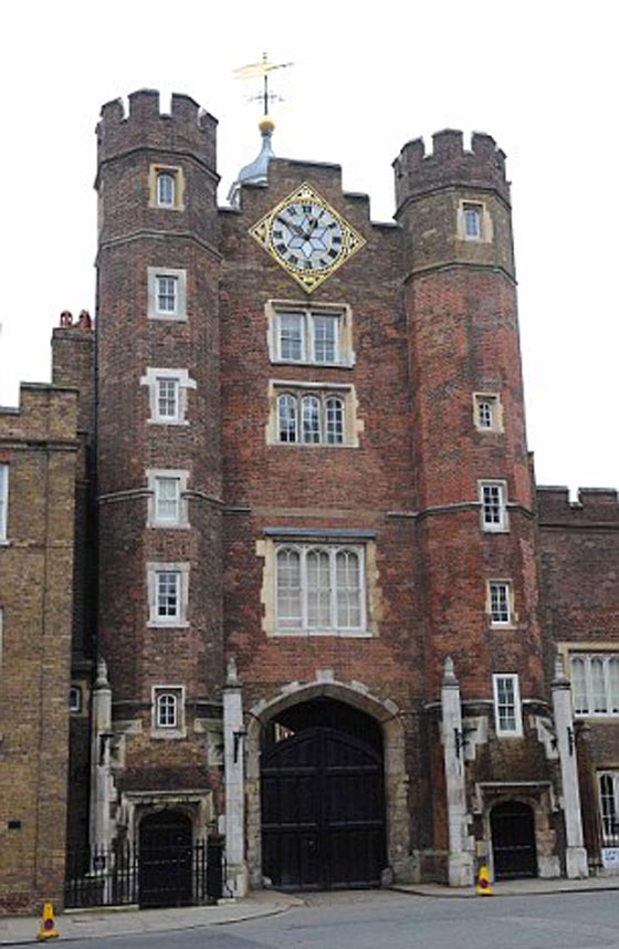  فيديو صادم: حارس ملكة بريطانيا يتعاطى المخدرات أثناء عمله صورة رقم 7