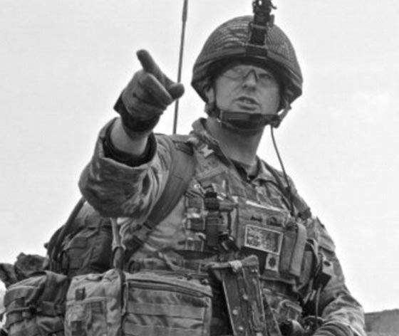  فيديو صادم: حارس ملكة بريطانيا يتعاطى المخدرات أثناء عمله صورة رقم 6