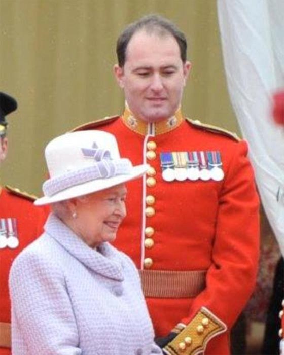  فيديو صادم: حارس ملكة بريطانيا يتعاطى المخدرات أثناء عمله صورة رقم 5