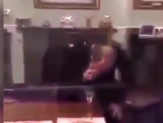  فيديو صادم: حارس ملكة بريطانيا يتعاطى المخدرات أثناء عمله صورة رقم 2