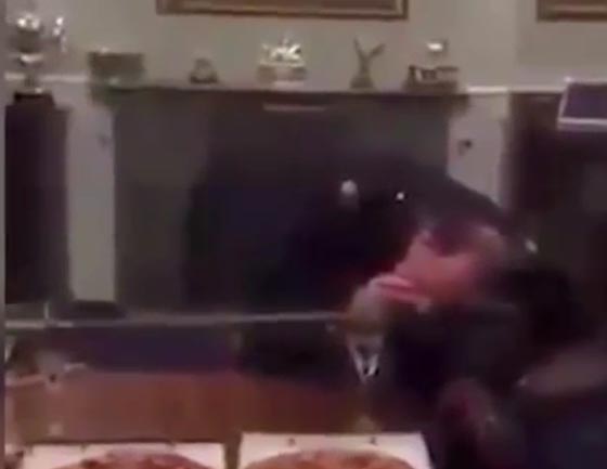  فيديو صادم: حارس ملكة بريطانيا يتعاطى المخدرات أثناء عمله صورة رقم 4