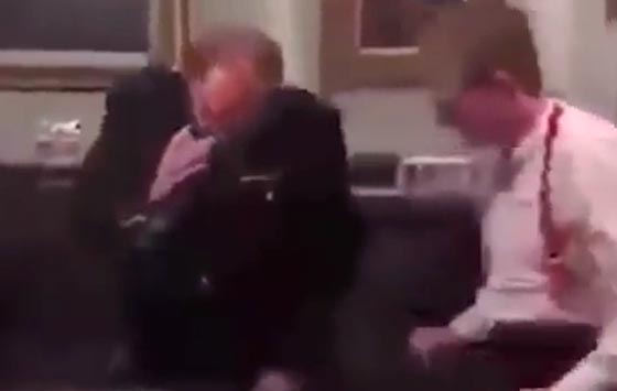  فيديو صادم: حارس ملكة بريطانيا يتعاطى المخدرات أثناء عمله صورة رقم 3