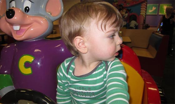 مأساة طفل ابن عامين يموت اختناقا في الحضانة تحت كرسي  صورة رقم 5