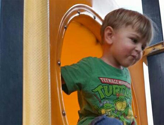 مأساة طفل ابن عامين يموت اختناقا في الحضانة تحت كرسي  صورة رقم 3