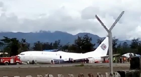 فيديو : انزلاق طائرة شحن اندنوسية محملة بالوقود أثناء هبوطها صورة رقم 2