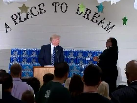 فيديو: قسيسة أمريكية تقاطع ترامب في كنيستها لأنه انتقد هيلاري كلينتون صورة رقم 1