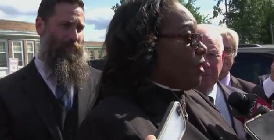 فيديو: قسيسة أمريكية تقاطع ترامب في كنيستها لأنه انتقد هيلاري كلينتون صورة رقم 6