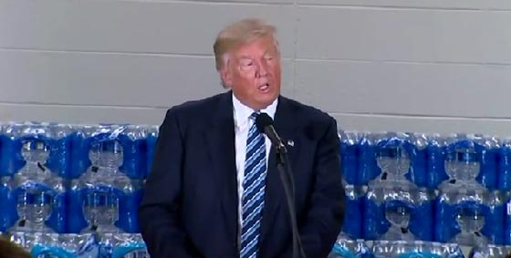 فيديو: قسيسة أمريكية تقاطع ترامب في كنيستها لأنه انتقد هيلاري كلينتون صورة رقم 2