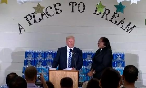 فيديو: قسيسة أمريكية تقاطع ترامب في كنيستها لأنه انتقد هيلاري كلينتون صورة رقم 3