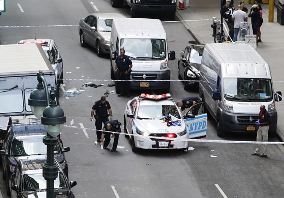 رجل يهاجم عناصر شرطة مانهاتن بساطور ويصيب احدهم خطيرا صورة رقم 5 رجل يهاجم عناصر شرطة مانهاتن بساطور ويصيب احدهم خطيرا صورة رقم 5