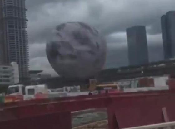 قمر عملاق على الارض يثير الرعب باحد شوارع الصين صورة رقم 1 قمر عملاق على الارض يثير الرعب باحد شوارع الصين صورة رقم 1