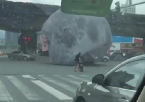 قمر عملاق على الارض يثير الرعب باحد شوارع الصين صورة رقم 2 قمر عملاق على الارض يثير الرعب باحد شوارع الصين صورة رقم 2