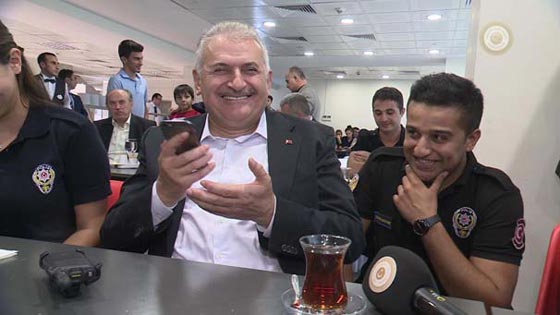 فيديو طريف.. رئيس الوزراء التركي يطلب يد عروس لشرطي عبر الهاتف! صورة رقم 1 فيديو طريف.. رئيس الوزراء التركي يطلب يد عروس لشرطي عبر الهاتف! صورة رقم 1