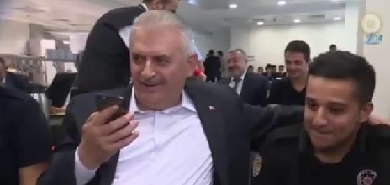 فيديو طريف.. رئيس الوزراء التركي يطلب يد عروس لشرطي عبر الهاتف! صورة رقم 2 فيديو طريف.. رئيس الوزراء التركي يطلب يد عروس لشرطي عبر الهاتف! صورة رقم 2