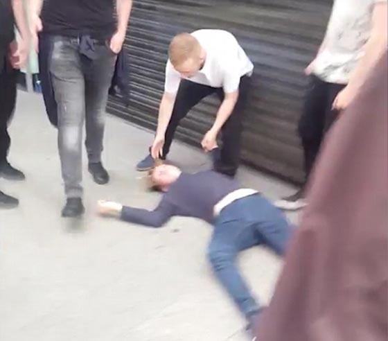 فيديو وصور.. مدمن يهاجم بوحشية مراهقا بمقص ويطعنه حتى يشله صورة رقم 1 فيديو وصور.. مدمن يهاجم بوحشية مراهقا بمقص ويطعنه حتى يشله صورة رقم 1