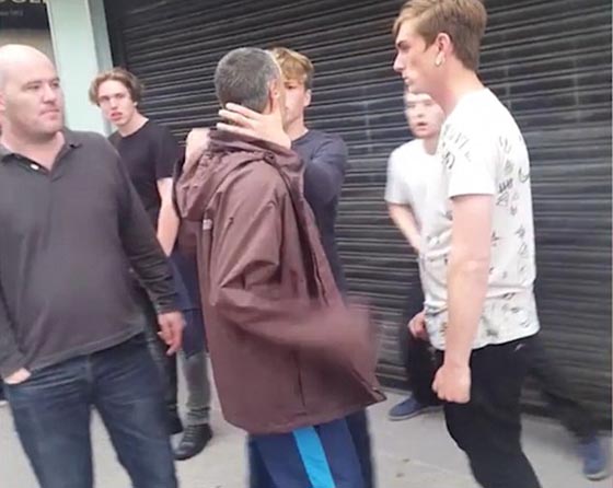 فيديو وصور.. مدمن يهاجم بوحشية مراهقا بمقص ويطعنه حتى يشله صورة رقم 4 فيديو وصور.. مدمن يهاجم بوحشية مراهقا بمقص ويطعنه حتى يشله صورة رقم 4