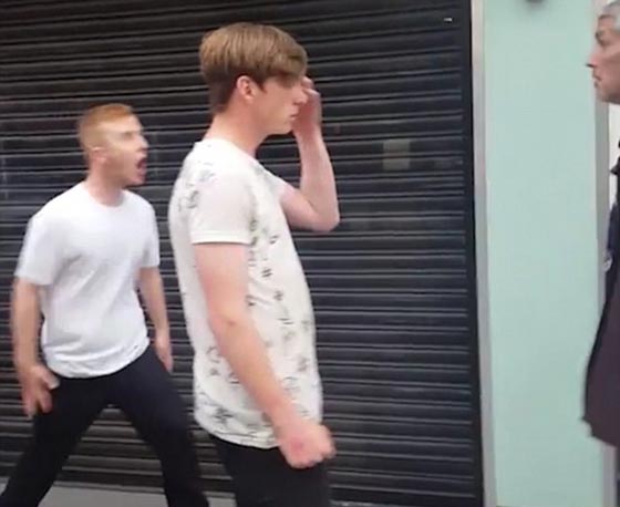 فيديو وصور.. مدمن يهاجم بوحشية مراهقا بمقص ويطعنه حتى يشله صورة رقم 5 فيديو وصور.. مدمن يهاجم بوحشية مراهقا بمقص ويطعنه حتى يشله صورة رقم 5