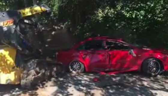 فيديو.. أب يحطم سيارة ابنته بعد ان وجدها مع صديقها  في المقعد الخلفي صورة رقم 1