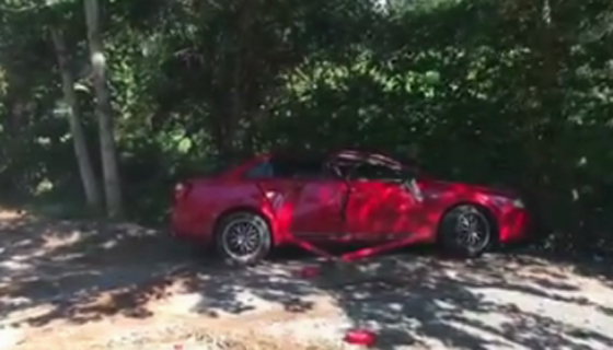 فيديو.. أب يحطم سيارة ابنته بعد ان وجدها مع صديقها  في المقعد الخلفي صورة رقم 2