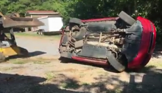 فيديو.. أب يحطم سيارة ابنته بعد ان وجدها مع صديقها  في المقعد الخلفي صورة رقم 3