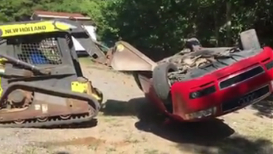 فيديو.. أب يحطم سيارة ابنته بعد ان وجدها مع صديقها  في المقعد الخلفي صورة رقم 4