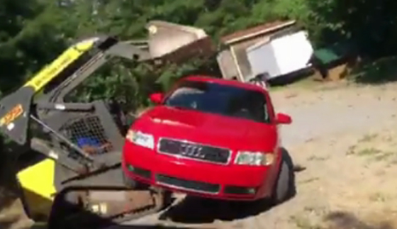 فيديو.. أب يحطم سيارة ابنته بعد ان وجدها مع صديقها  في المقعد الخلفي صورة رقم 5