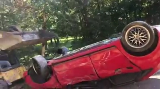 فيديو.. أب يحطم سيارة ابنته بعد ان وجدها مع صديقها  في المقعد الخلفي صورة رقم 6