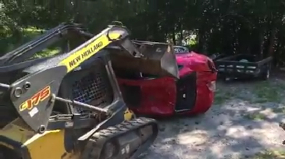 فيديو.. أب يحطم سيارة ابنته بعد ان وجدها مع صديقها  في المقعد الخلفي صورة رقم 7