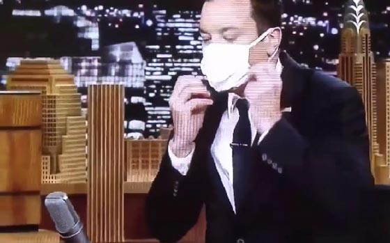 الوعكات الصحية تلاحق كلينتون ومذيع يستقبلها بكمامة على وجهه صورة رقم 2