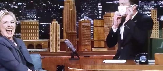 الوعكات الصحية تلاحق كلينتون ومذيع يستقبلها بكمامة على وجهه صورة رقم 3