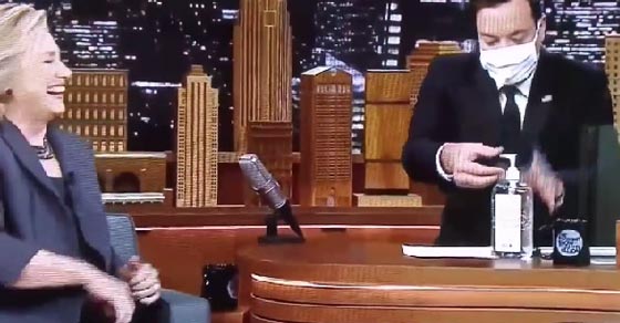 الوعكات الصحية تلاحق كلينتون ومذيع يستقبلها بكمامة على وجهه صورة رقم 4