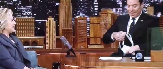 الوعكات الصحية تلاحق كلينتون ومذيع يستقبلها بكمامة على وجهه صورة رقم 1