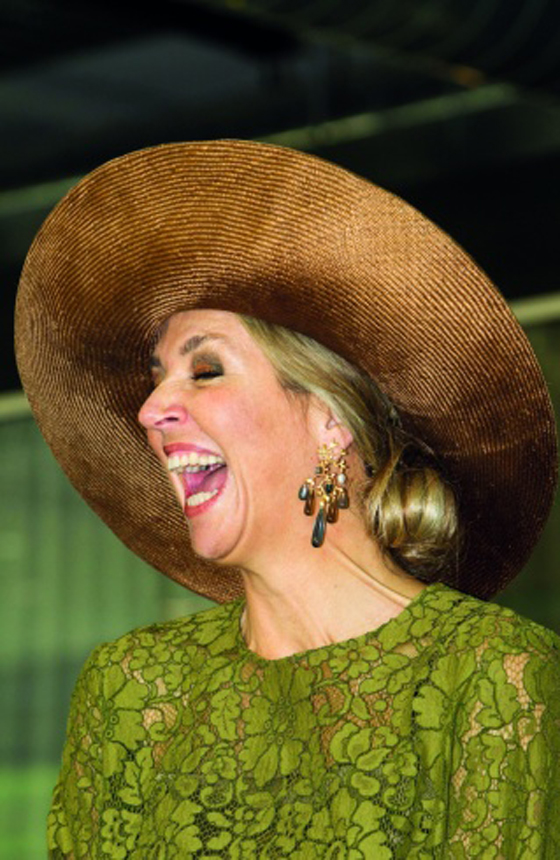 الضحك يسيطر على ملوك ورؤساء واميرات العالم صورة رقم 4