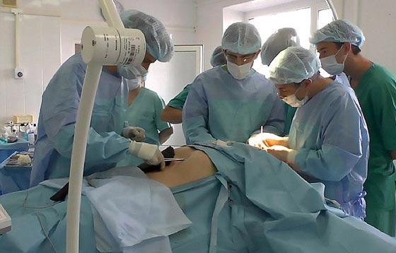 نأى بنفسه بسبب شكله المشوه.. زراعة وجه لرجل من جلد معدته صورة رقم 7