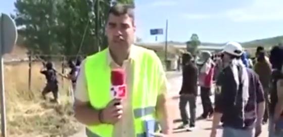 صاروخ ينفجر بجوار مراسل تلفزيون وينجو باعجوبة.. فيديو صورة رقم 1 صاروخ ينفجر بجوار مراسل تلفزيون وينجو باعجوبة.. فيديو صورة رقم 1