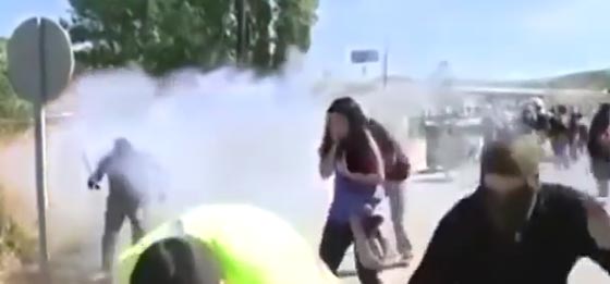 صاروخ ينفجر بجوار مراسل تلفزيون وينجو باعجوبة.. فيديو صورة رقم 2 صاروخ ينفجر بجوار مراسل تلفزيون وينجو باعجوبة.. فيديو صورة رقم 2