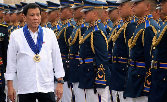 شهادة مروعة.. الرئيس الفلبيني قتل رجلا برشاش وامر بقتل العشرات صورة رقم 4