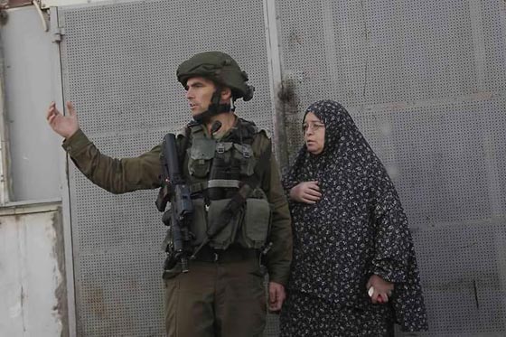 مقتل فلسطيني إثر طعنه جنديا إسرائيليا في الخليل صورة رقم 3 مقتل فلسطيني إثر طعنه جنديا إسرائيليا في الخليل صورة رقم 3