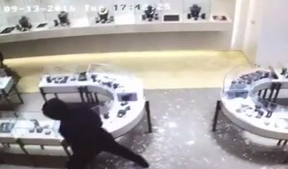  فيديو مثير.. عصابة تقتحم محل مجوهرات وتسرق مليون دولار في ثوان صورة رقم 1