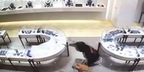  فيديو مثير.. عصابة تقتحم محل مجوهرات وتسرق مليون دولار في ثوان صورة رقم 2