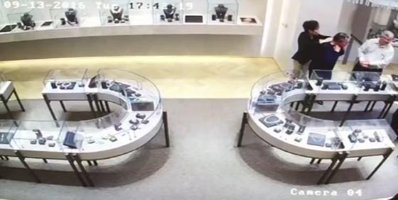  فيديو مثير.. عصابة تقتحم محل مجوهرات وتسرق مليون دولار في ثوان صورة رقم 3