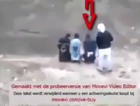 بالفيديو: رهينة يخطف السلاح من داعشي كان ينوي اعدامه صورة رقم 1