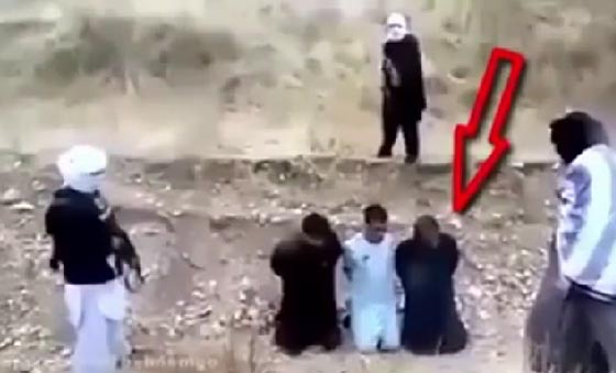 بالفيديو: رهينة يخطف السلاح من داعشي كان ينوي اعدامه صورة رقم 2