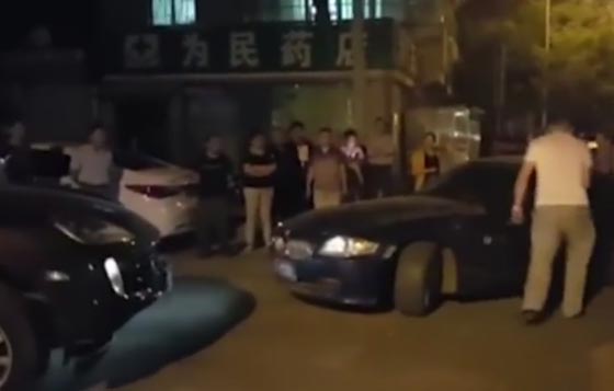 فيديو مروع: سيدة تقود بي ام دبليو تدهس قدم سائق صورة رقم 1