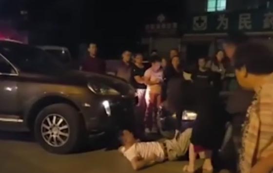 فيديو مروع: سيدة تقود بي ام دبليو تدهس قدم سائق صورة رقم 2